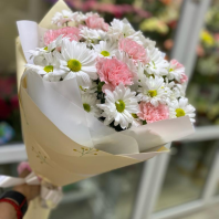 Кустовая хризантема и диантусы в сборном букете Кустовая хризантема и диантусы в сборном букете